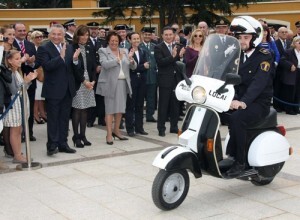Un motorista de la Policía Local desfila delante de autoridades en el día del patrón