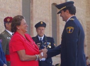 La alcaldesa felicita al intendente general Ángel Albendín que ha recibido la medalla de la Policía Nacional