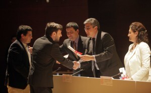 Grau entrega el diploma a uno de los premiados