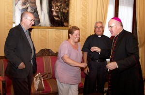 La presidenta de la Semana Santa Marinera, Begoña Sorolla, en una audiencia con el Arzobispo de Valencia, Carlos Osoro/jmssmv