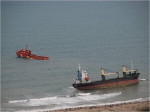 Uno de los remolcadores intenta reflotar al Sun Rise en la jornada de ayer/salvamento marítimo
