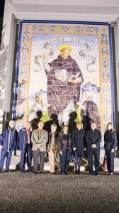 Los vicentinos delante de una figura de San Vicente Ferrer