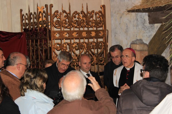 Carlos Osoro, junto al Belén que acaba de bendecir en la Catedral