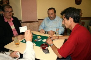 Varios falleros en una partida de truc/fallesdelbotanic