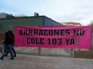 Una pancarta de protesta exigiendo la desaparición de los barracones/cercle obert