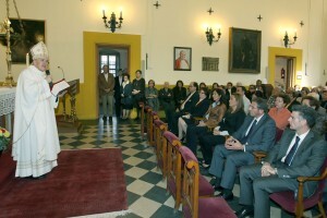 El arzobispo durante el oficio en la capilla del Cementerio General/manolo guallart