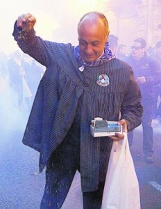 Francisco Lledó en la macrodespertá de 2012 lanzando tróns de bac/vivelasfallas