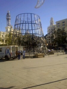 Los operarios de Iluminaciones Ximenez montaban está mañana la infraestructura del árbol de Navidad/vlcciudad
