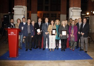 Vocales de la junta de Ruzafa y premiados en la foto de familia en el Mercado de Colón