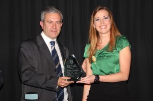 El periodista Quique Collado recibió el premio en 2013/falla periodista gil sumbiela