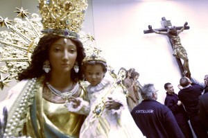 La patrona en la iglesia con el Cristo de la Concordia al fondo/alberto saiz