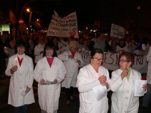 Un grupo de personas con batas blancas y velas/c.r. la fe