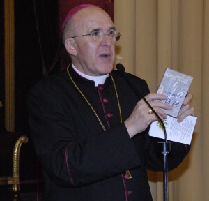 El arzobispo con un ejemplar del libro con las 100 preguntas sobre la Fe/I.Miñana El arzobispo con un ejemplar del libro con las 100 preguntas sobre la Fe/I.Miñana