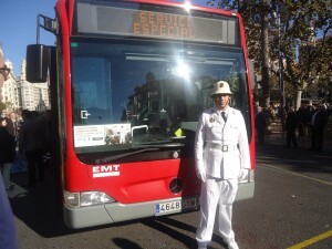 El guardia urbano delante del bus de la EMT/EMT