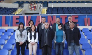 Los veteranos del Levante UD con las jugadoras granotas en la presentación del partido/jorge ramirez Los veteranos del Levante UD con las jugadoras granotas en la presentación del partido/jorge ramirez