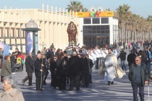 El cortejo procesional recorre el paseo marítimo/javier peiró/avan