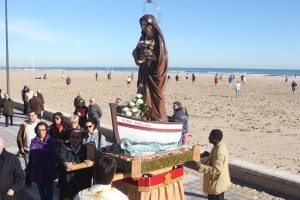 La imagen de la Virgen de la Buena Guía a la orilla de la playa/javier peiro-avan