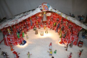 El nacimiento del belén de los Granaderos del Canyamelar que se ha hecho con latas de Coca-Cola El nacimiento del belén de los Granaderos del Canyamelar que se ha hecho con latas de Coca-Cola