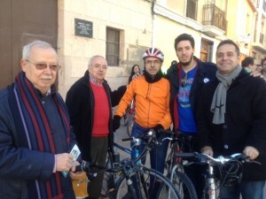 Amadeu Sanchis en Benimaclet ayer mañana junto con el dirigente vecinal Paco Guardeño en la bici/eu