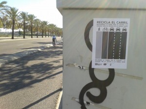 Un ciclista circula por el carril bus en el día que se demanda su uso/actibici valencia