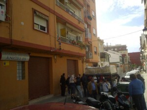 Los costaleros portando el trono anda a la salida del local de la Corporació de Granaders del Cabanyal/vlcciudad
