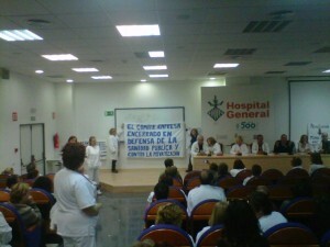 Un grupo de trabajadores sanitarios en el inicio del encierro de ayer