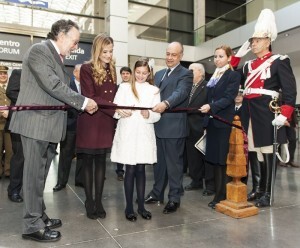 Begoña y Carla cortan la cinta inaugural/isaac ferrera