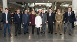 Las distintas autoridades asistentes al acto inaugural con las Falleras Mayores de Valencia/isaac ferrera