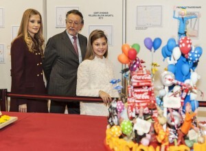 Las Falleras Mayores con el vicealcalde, Alfonso Grau, contemplan las zonas de las maquetas a concurso de las fallas/i.ferrera