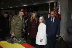 Un militar explica un objeto a las falleras mayores en la inauguración/ayto valencia