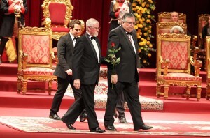 El ganador del galardón de Lo Rat Penat acompañado del secretario, Puchades, y el presidente del colectivo, Enric Estve/josep vicente zaragoza El ganador del galardón de Lo Rat Penat acompañado del secretario, Puchades, y el presidente del colectivo, Enric Estve/josep vicente zaragoza