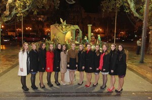 La Fallera Mayor de Valencia y su corte de honor delante del belén municipal/foto:armando romero