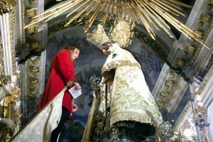 La Regina realizó una ofrenda a la Virgen de los Desamparados y subió al camarín/vlcciudad