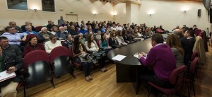 La corte de honor y la Fallera Mayor de Valencia en la primera fila durante el pleno/isaac ferrera