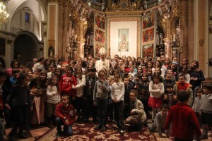 El arzobispo Carlos Osoro con un grupo de niños/j.peiró