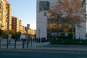 Las colas de público para presenciar el concierto ya estaban desde antes de las 17 horas/aavv san marcelino