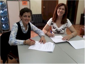 Remei Santacatalina, a la derecha, en la firma de un acuerdo