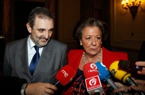 La alcaldesa con el responsable de Teléfonica/vlcciudad