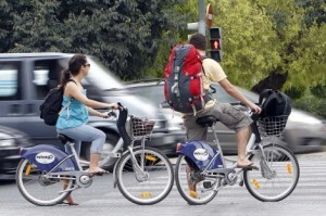 Dos jóvenes en dos bicis del servicio de Valenbisi Dos jóvenes en dos bicis del servicio de Valenbisi