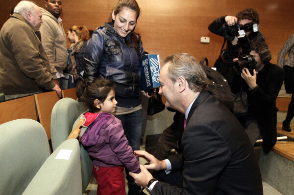 El Presidente del Consell saluda a una niña en la entrega de viviendas