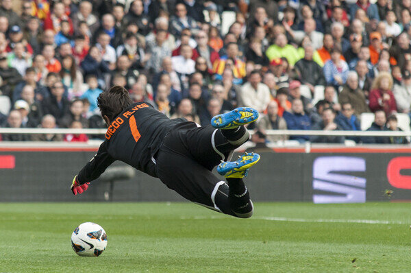 Parada de Diego Alves, que estuvo magistral. Foto: Isaac Ferrera