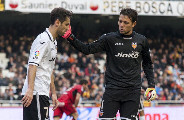 Jonas y Alves. Entre brasileños anda el juego. Foto: Isaac Ferrera