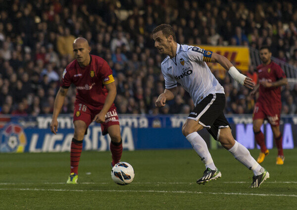 Soldado conduce el balón. Foto: Isaac Ferrera.