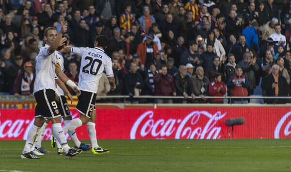 Soldado y Ricardo Costa celebran el segundo gol del Valencia CF. Foto: Isaac Ferrera.