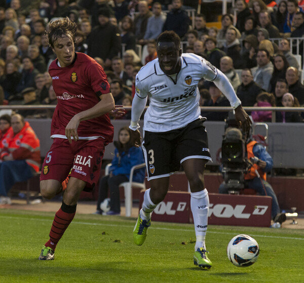 Cissokho intenta progresar por la banda. Foto: Isaac Ferrera.