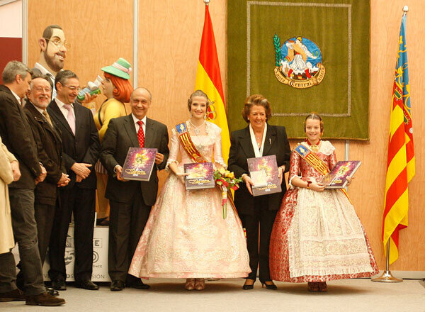 Mostrando a los presentes el Libro Fallero 2013. Foto: Ayto. Valencia