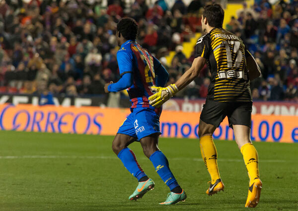 El meta osasunista Andrés Fernández consuela a Martins en una de las ocasiones del senegalés. Foto: Isaac Ferrera