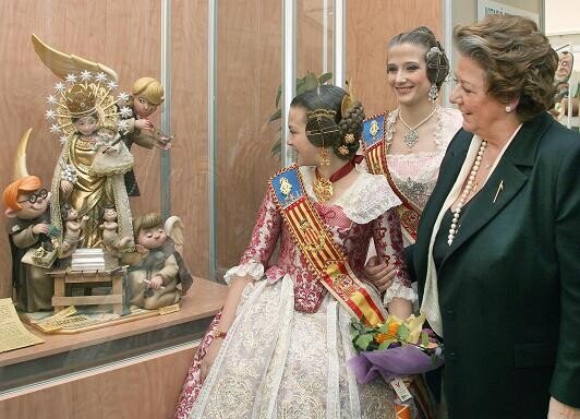 Rita barberá observa junto a la Fallera Mayor Infantil el ninot de la Virgen que decidió indultar. Foto: Manuel Guallart