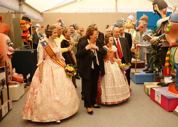 Las Falleras Mayores de Valencia 2013 y Rita Barberá recorren junto a Paco Lledó y el resto de la comitiva los pasillos de la Exposición del Ninot. Foto: Ayto. de Valencia