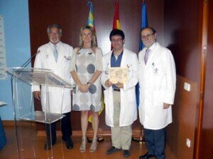 Teresa de Rojas con dos investigadores del Hospital La Ribera